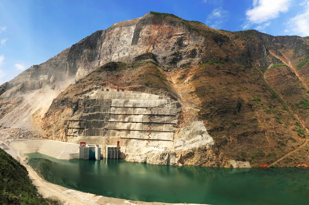 牛栏江红石岩堰塞湖整治AYX爱体育新貌-右岸高边坡.jpg